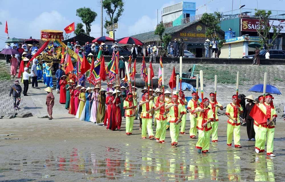 Du khách có thể trải nghiệm lễ hội cầu ngư khi du lịch biển Thiên Cầm.
